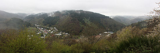 Blick auf Ahrbrück und das Kesselinger Tal.